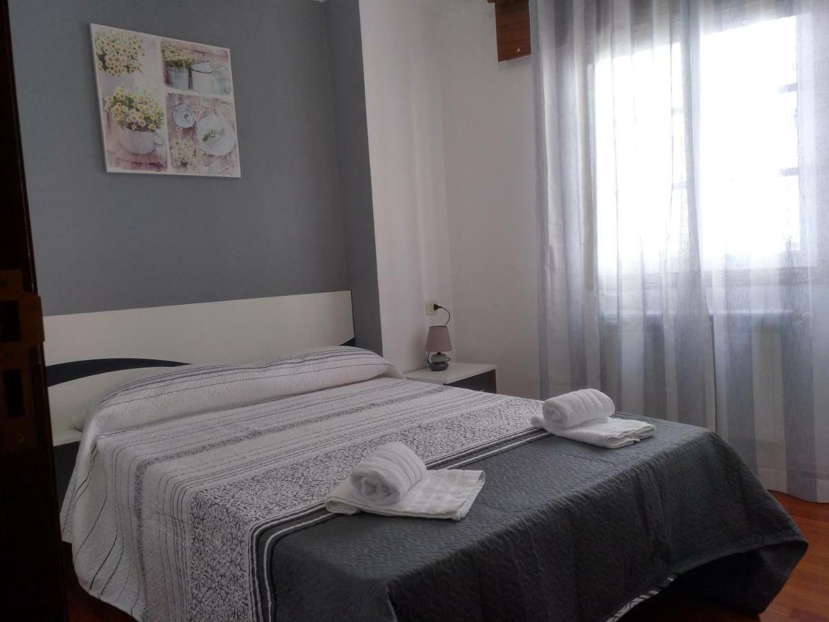 Apartamentos Enteros O Lagar Мелиде Екстериор снимка